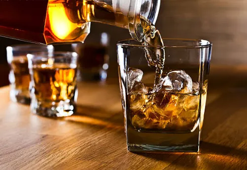 Alembiki i abratki miedziane pozostają wyborem producentów rumu - jak zrobić Rum 